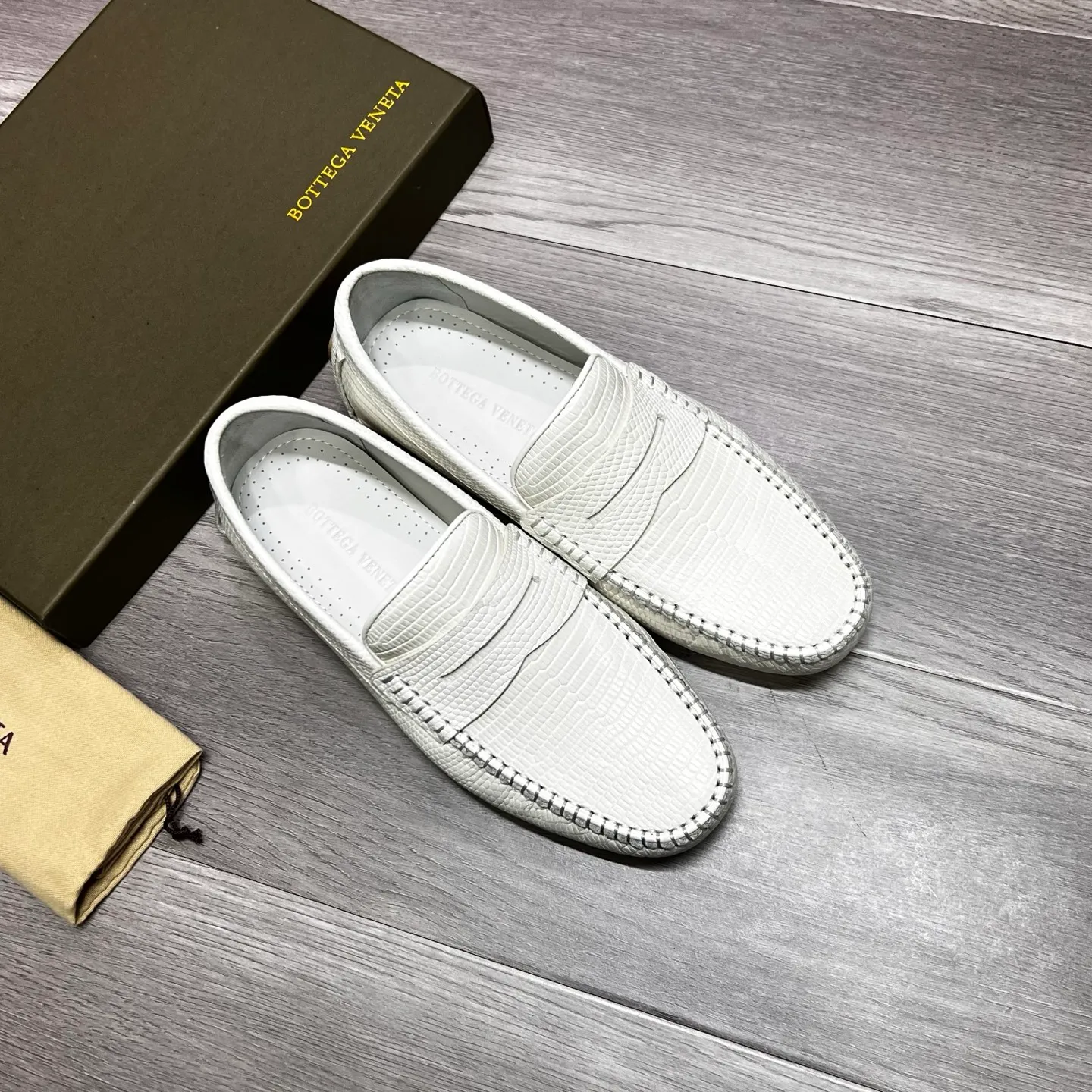 Factory price 480 BV 〰️Purely handmade classic men's beanie shoes👉👉driving shoes, slip-on shoes, made of imported cowhide from Italy, 💕water-dyed cowhide lining, 🔊original outsole, waterproof platform design, comfortable on the feet. A good choice for traveling and driving, three colors available, code number: 38-44, (45 can be customized)